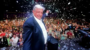 López Obrador besó a una periodista y no le respondió su pregunta