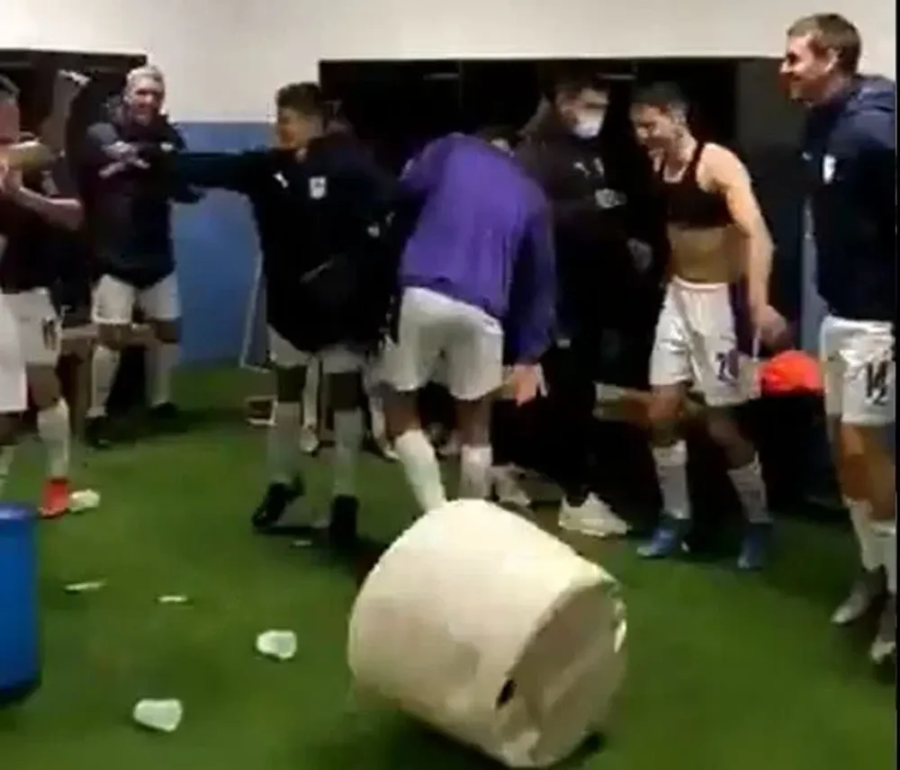 El festejo alocado en el vestuario