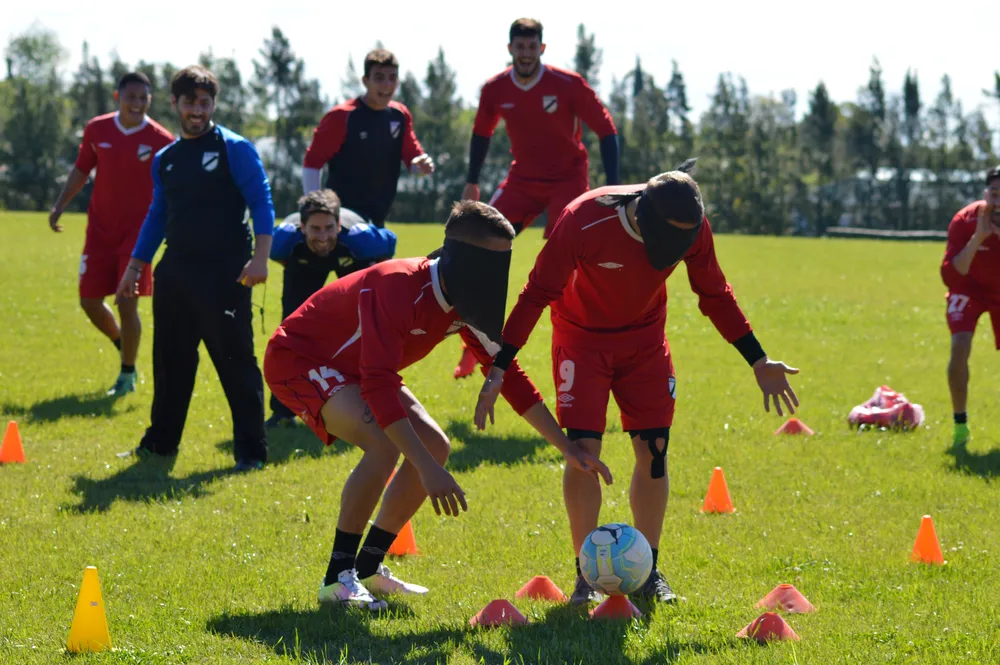 López y De los Santos observan el trabajo; todos se divierten