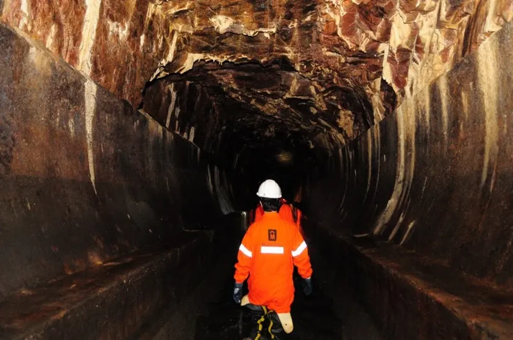 Gran parte del recorrido se hace bajo la roca desnuda de la bóveda