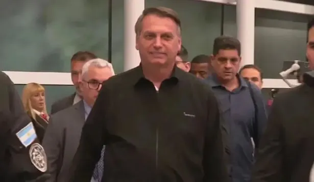 Jair Bolsonaro llegó junto a Eduardo Bolsonaro, su hijo y diputado brasileño.