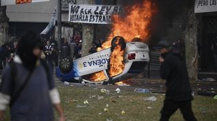 Violencia frente al Congreso: piedras, bombas molotov, autos incendiados y al menos 29 detenidos
