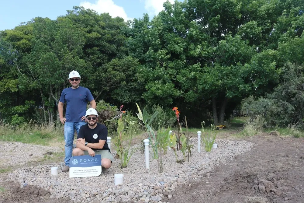 Gonzalo Cámara y Marcelo Argenzio en un humedal construido.