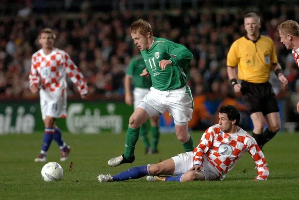 Damien Duff revolcando croatas con su gambeta veloz