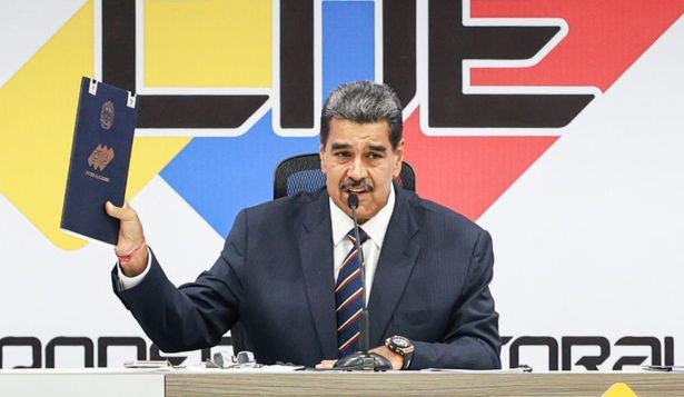 Nicolás Maduro, al recibir el 29 de agosto el certificado que le proclama como ganador de las elecciones en Venezuela.