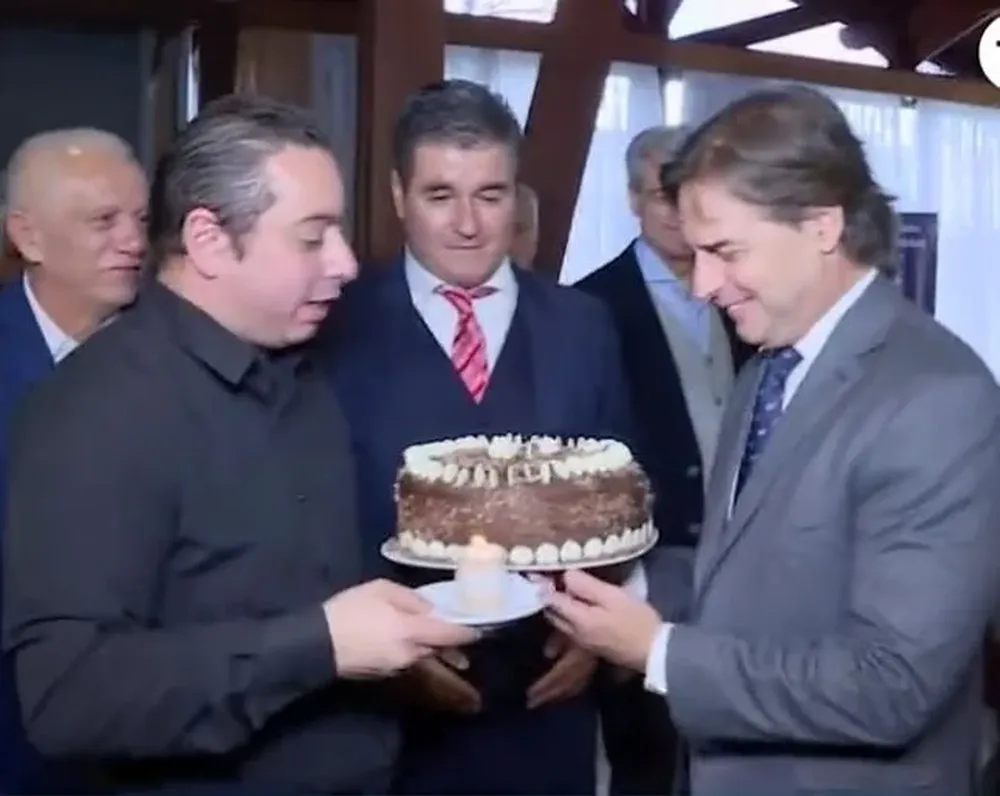 El presidente fue recibido con una torta para festejar su cumpleaños