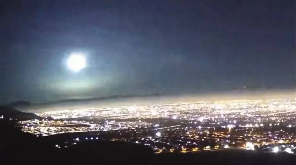 Imagen del meteoro por encima de Chile mientras se prende fuego, antes de evaporarse