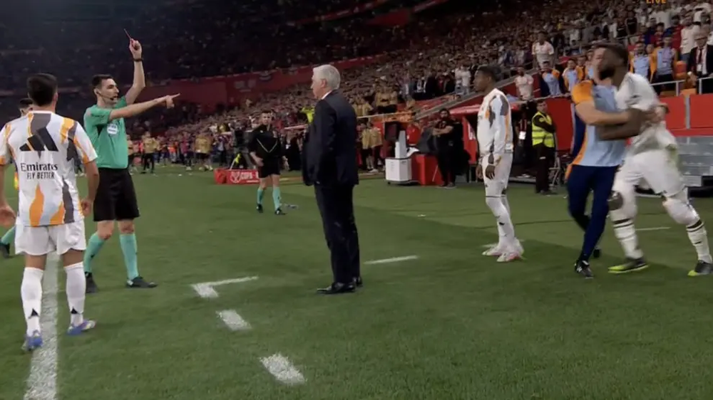 Rudiger salta de la banca para agredir al árbitro, en la derrota Del Real Madrid ante Barcelona.