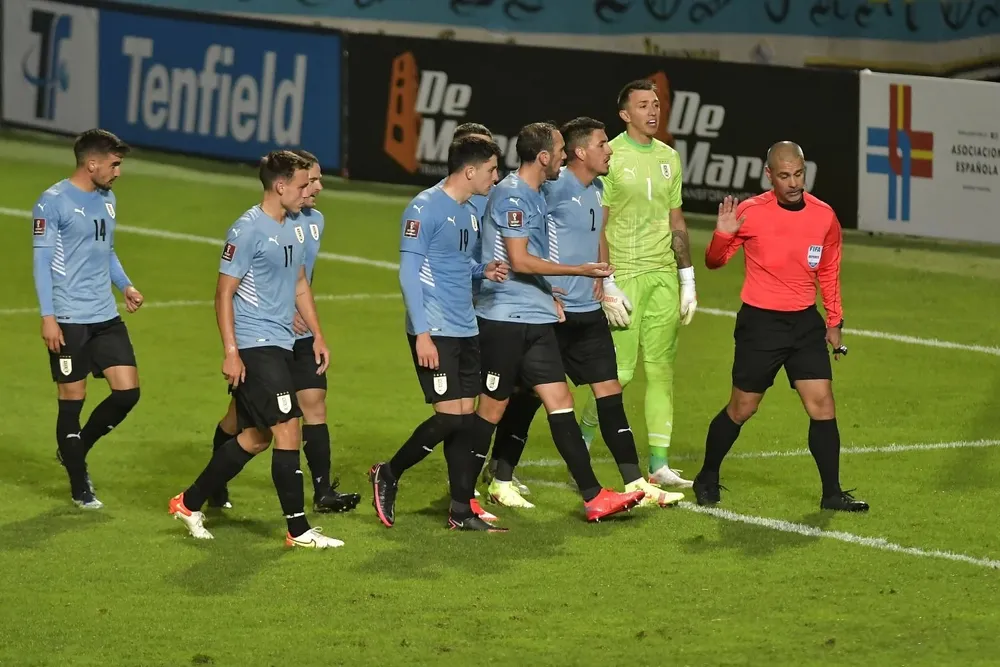 Todo Uruguay protestó la falta que pitó Aquino