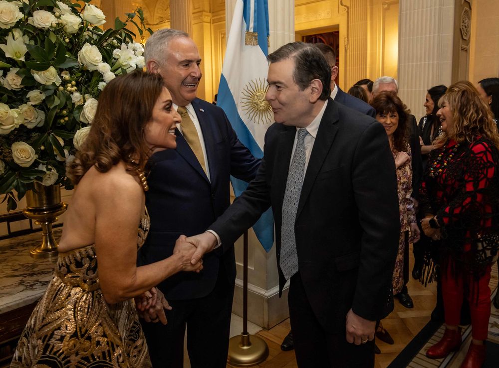 El embajador Marc Stanley y su esposa Wendy saludan al gobernador de Santiago del Estero Gerardo Zamora