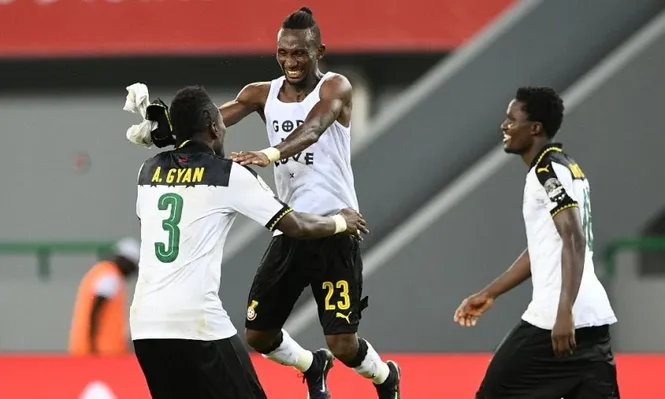 Asamoah Gyan (3) y Harrison Afful celebran el gol ghanés que vale el pasaje a cuartos de final en la Copa Africana de Naciones 2017