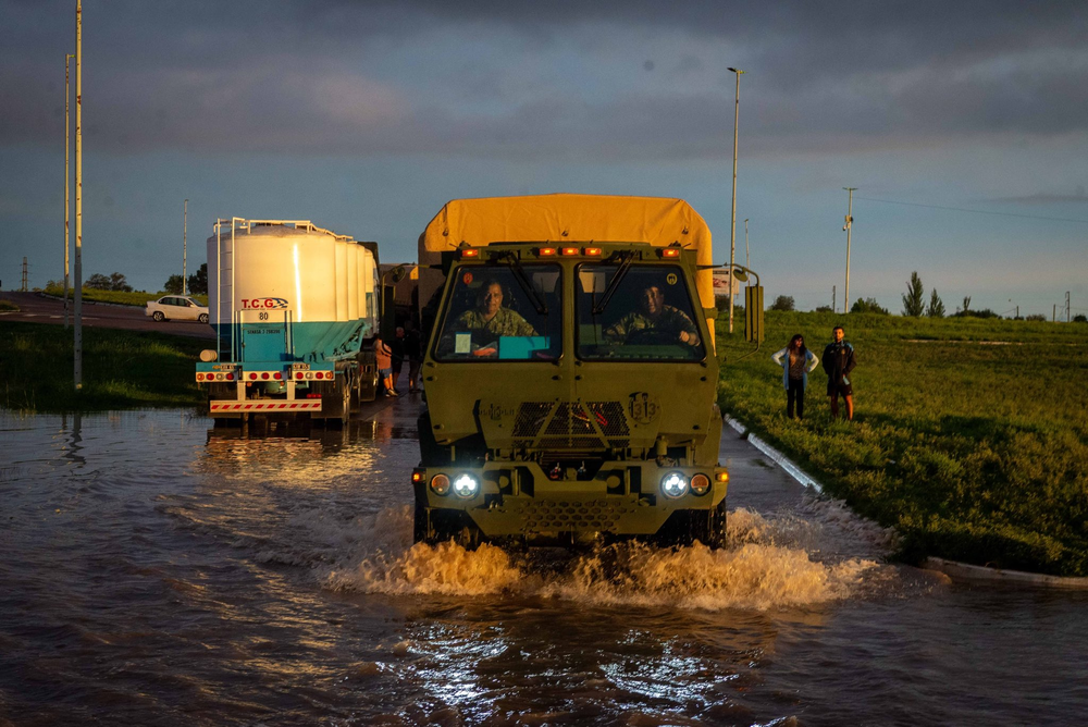 El Ejército y la Armada están utilizando lanchones, camiones y vehículos pesados para continuar con las evacuaciones
