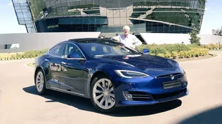 Orlando Dovat con su Tesla SP 90D, que indicó fue el primero de esa marca en Uruguay