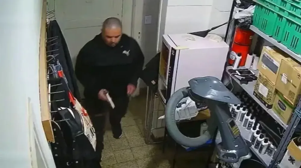 El asesino del peluquero aparece en otro video de seguridad