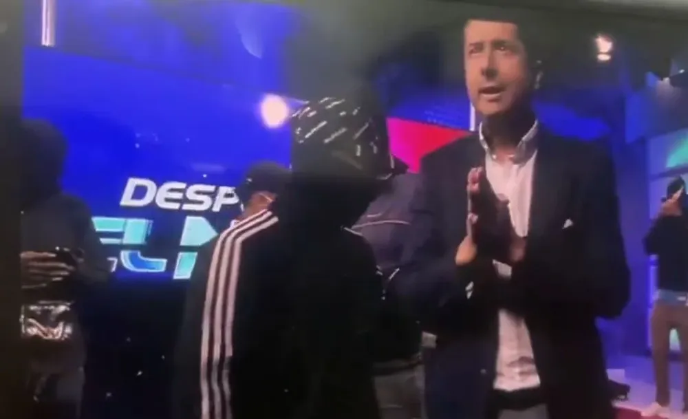 Captura del video del canal de TV de Ecuador tomado por un grupo armado