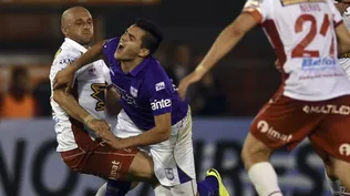 El zaguero Mancinelli derriba a Maxi Gómez