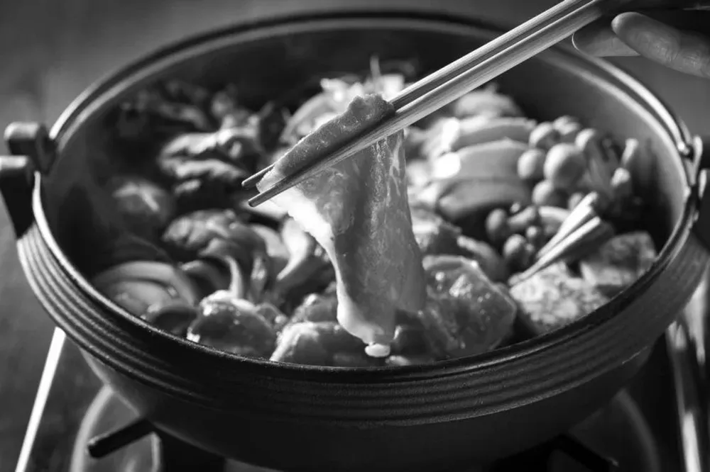 El sukiyaki combina lonchas limpísima carne de buey con hongos, verduras y tofu