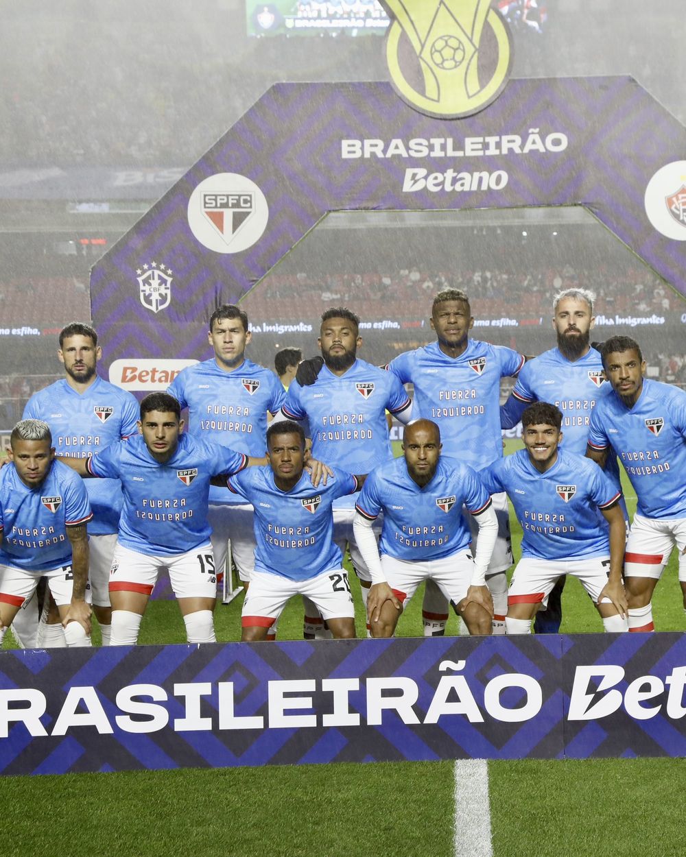 Michel Araújo y los jugadores de Sao Paulo con el mensaje para Juan Izquierdo&nbsp;