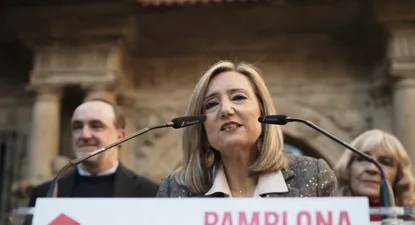 La alcaldesa de Pamplona, Cristina Ibarrola, interviene en la concentración convocada por UPN contra la moción de censura en la capital navarra.
