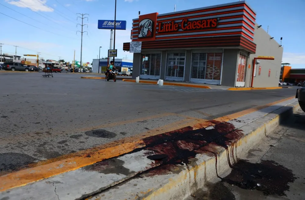 Manchas de sangre en el piso luego del asesinato de cuatro trabajadores de una estación de radio y dos empleados de un restaurante