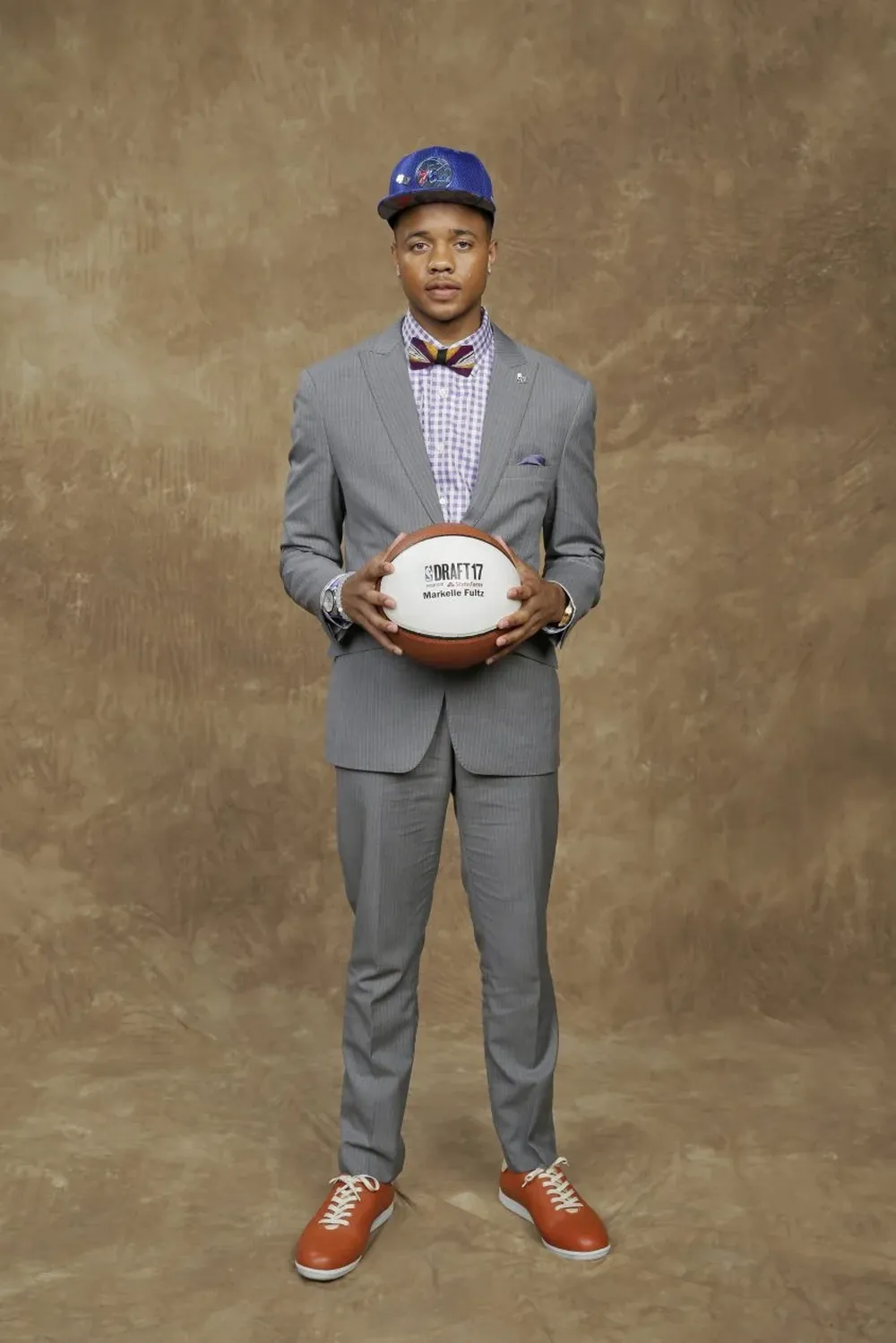 El drafteado número 1, Markelle Fultz de Philadelphia 76ers, con el primer fan que lo interceptó en los camerinos, minutos después de haber sido elegido.