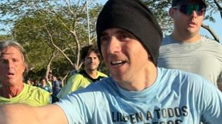 Nahuel Gallo corrió con el uniforme de la cárcel El Rodeo para exigir la liberación de los más de 500 presos políticos en Venezuela