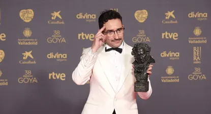 El realizador Juan Antonio Bayona posa con el premio Goya a Mejor Dirección por La Sociedad de la Nieve, durante la gala de la 38 edición de los Premios Goya.