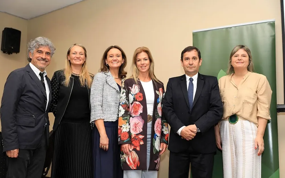 Referentes del programa de presidencia Sembrando, junto a la delegación de la Escuela de Negocios de la Universidad Adolfo Ibáñez de Chile