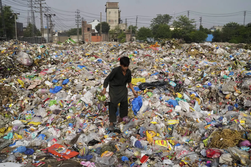 Un joven recolector de reciclables en Pakistán.&nbsp;