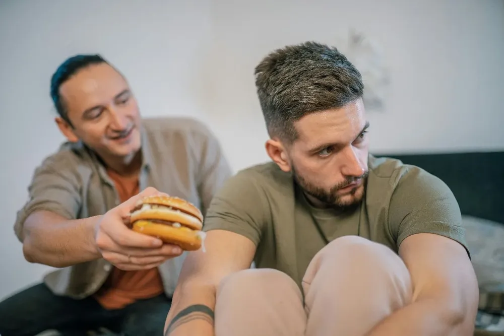 Es fundamental para los adolescentes evitar grasas no saludables y priorizar alimentos que favorezcan la salud cerebral.