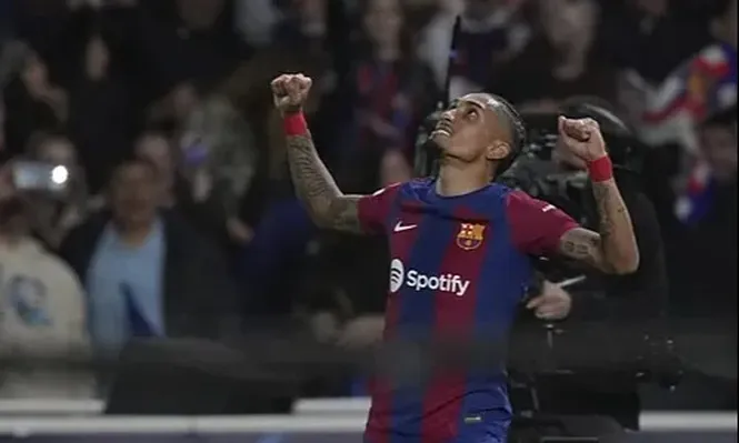 Raphinha celebrando el primer gol del encuentro.