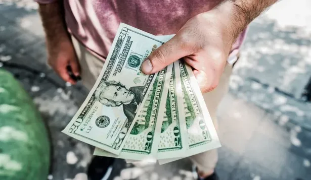 El dólar cerró con su mayor suba semanal en cinco años