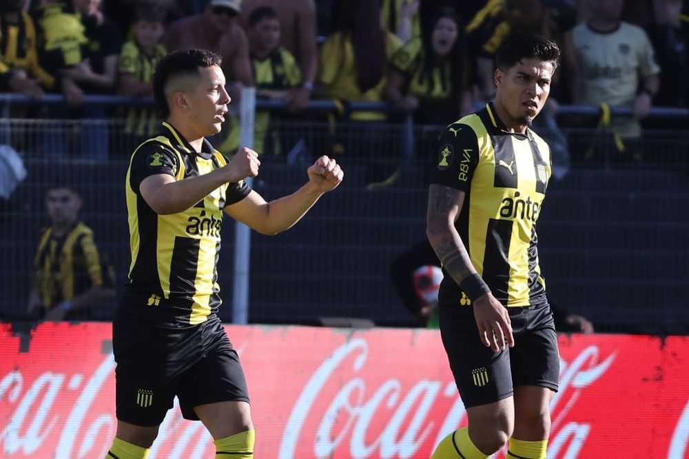 Leonardo Fernández celebra su gol para Peñarol con Matías Arezo&nbsp;
