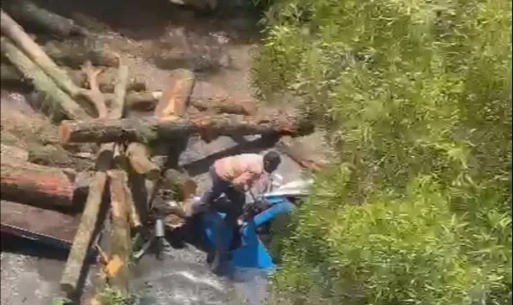 La gente se acercó al lugar e intentaron socorrer al joven camionero cuando cayó del puente