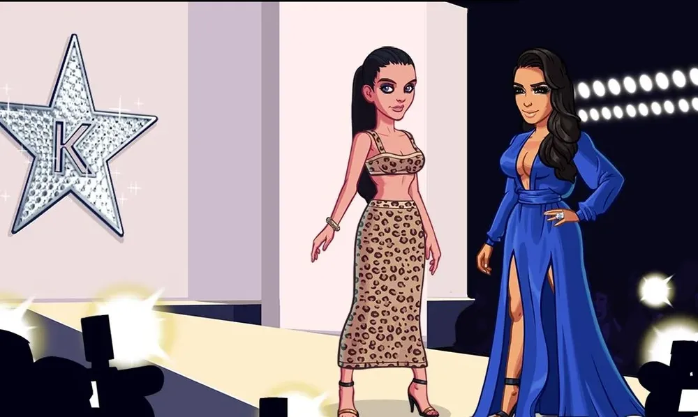 Kim Kardashian enseñando a una modelo amateur a moverse en la pasarela