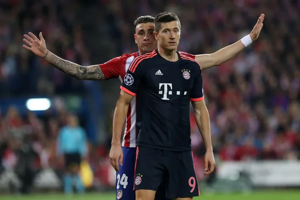 José María Giménez marcando a Robert Lewandowski 