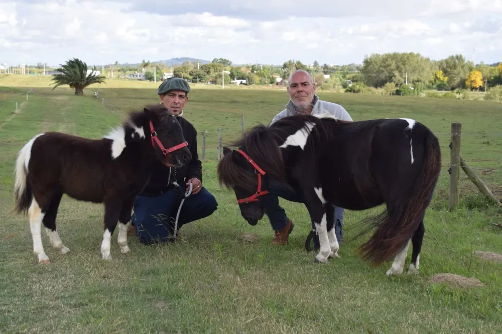 Sebastián Barrios con Atenea y Juan Cruz Camacho con Nina.