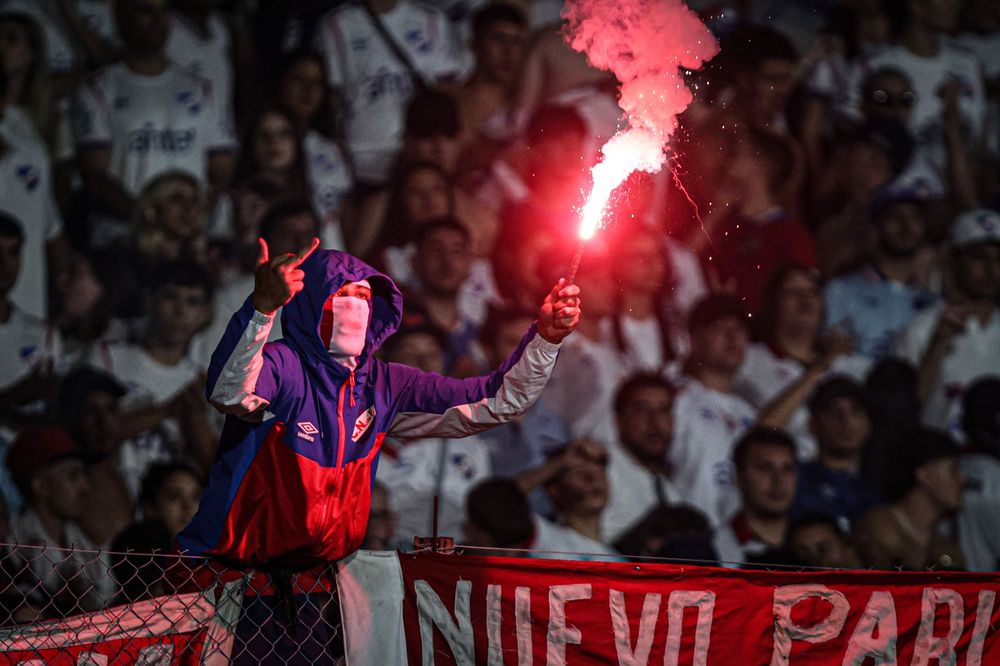 Volvieron los enmascarados, las bengalas y las banderas robadas a las tribunas de Nacional y Peñarol en el clásico de la Supercopa Uruguaya 2026