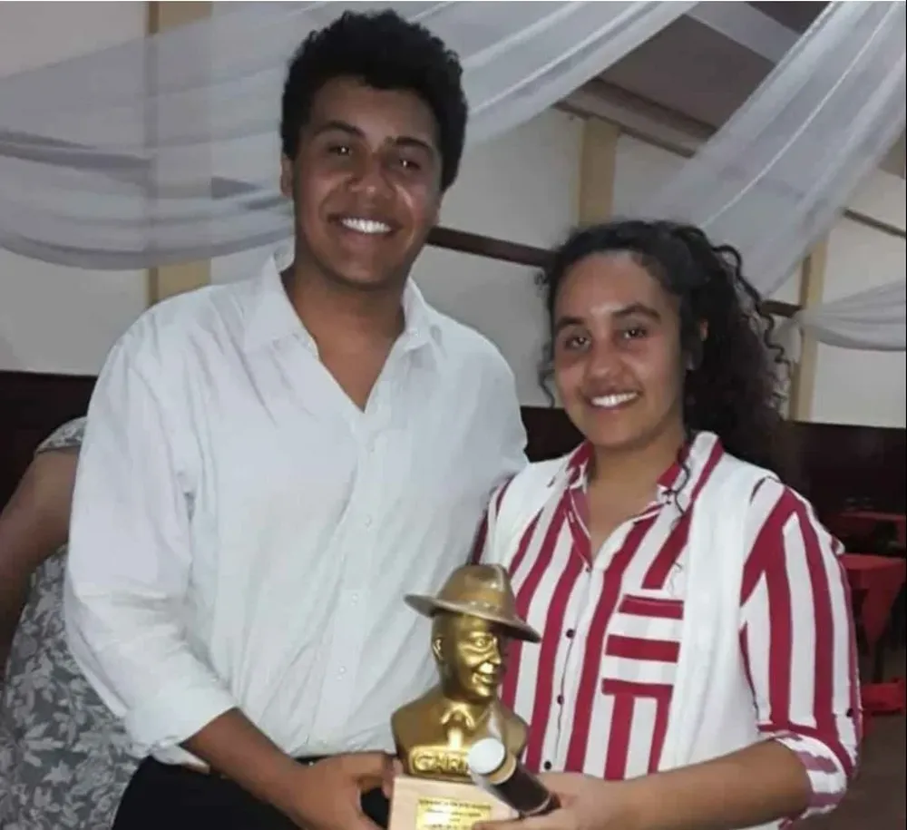 Paulino y Tariza Centurión con el Premio Gardel.