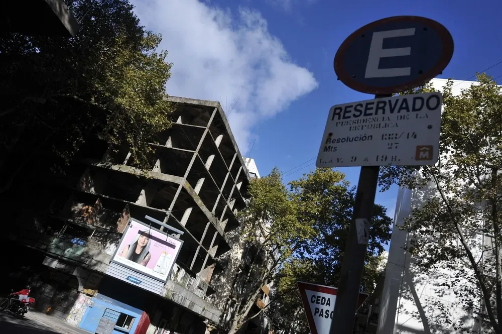 El esqueleto en la esquina de San José y Florida está abandonado desde hace más de 40 años