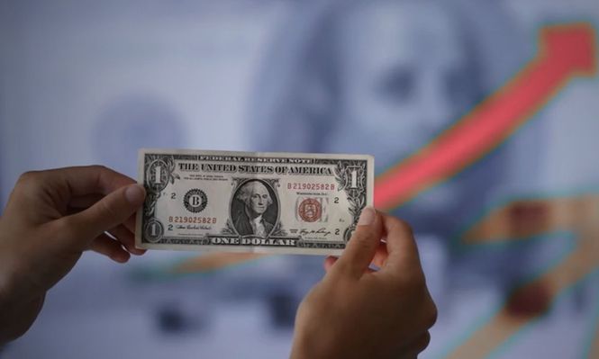 El Gobierno vendió US$500 millones para contener el dólar antes de las elecciones, mientras el riesgo país superó los 900 puntos