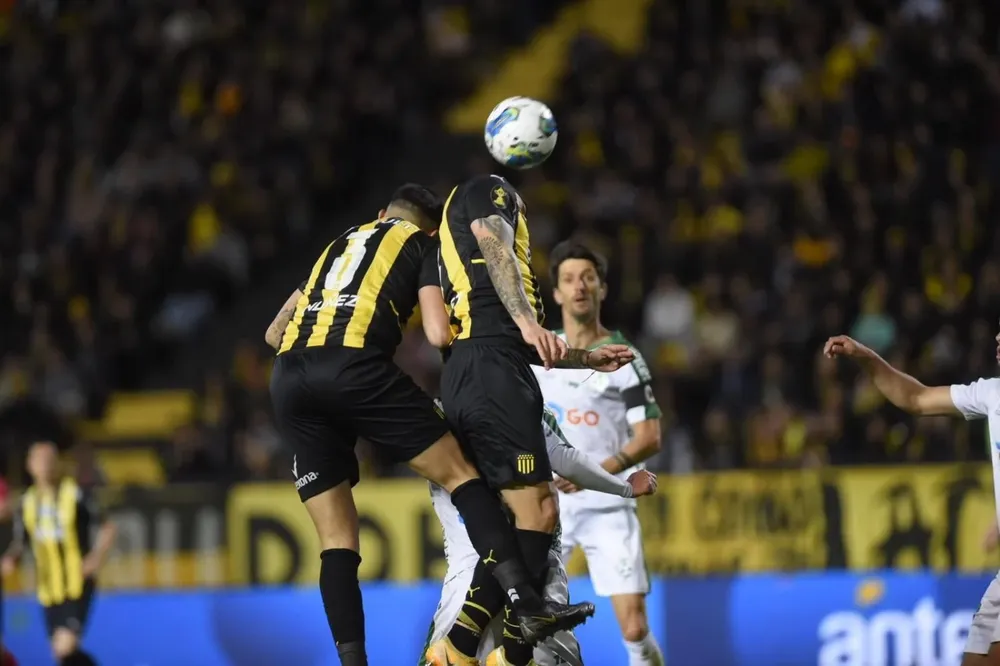Intento ofensivo de Peñarol por arriba