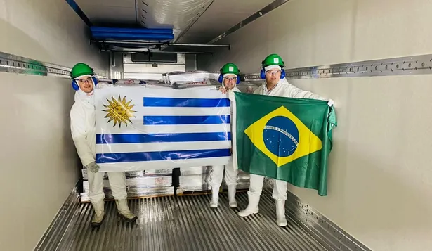 En Brasil, tras iniciar la carga del primer camión.