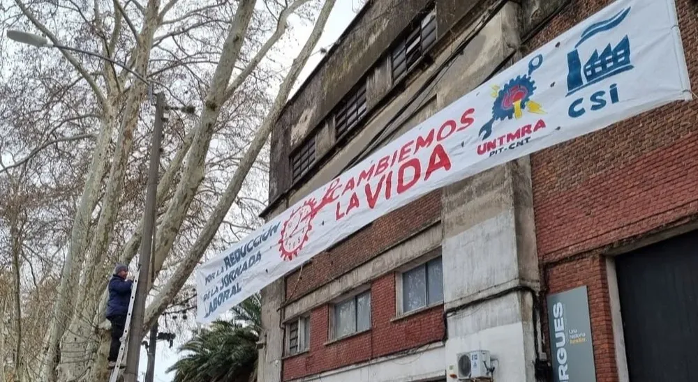 Pancarta colocada frente a una empresa por el paro de la CSI