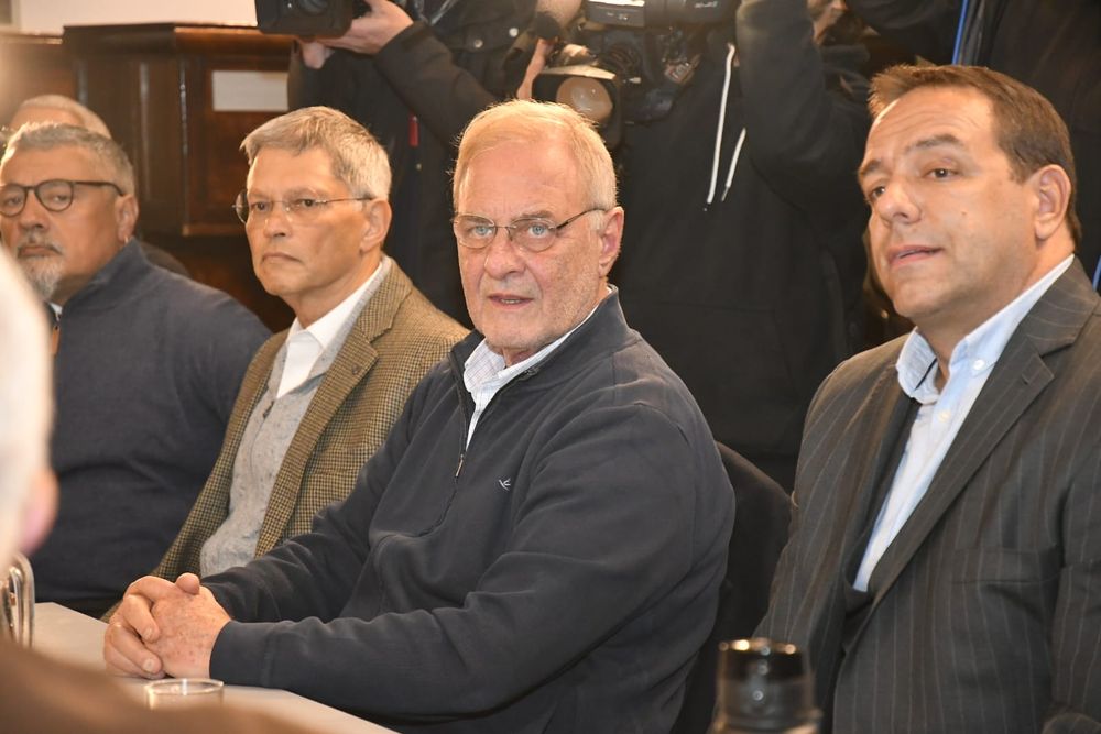 El ministro del Interior, Carlos Negro, recibió a los representantes de Nacional, Ricardo Vairo, Peñarol, Eduardo Zaidensztat e Ignacio Ruglio, y la AUF, tras el violento clásico del domingo por la final del Intermedio