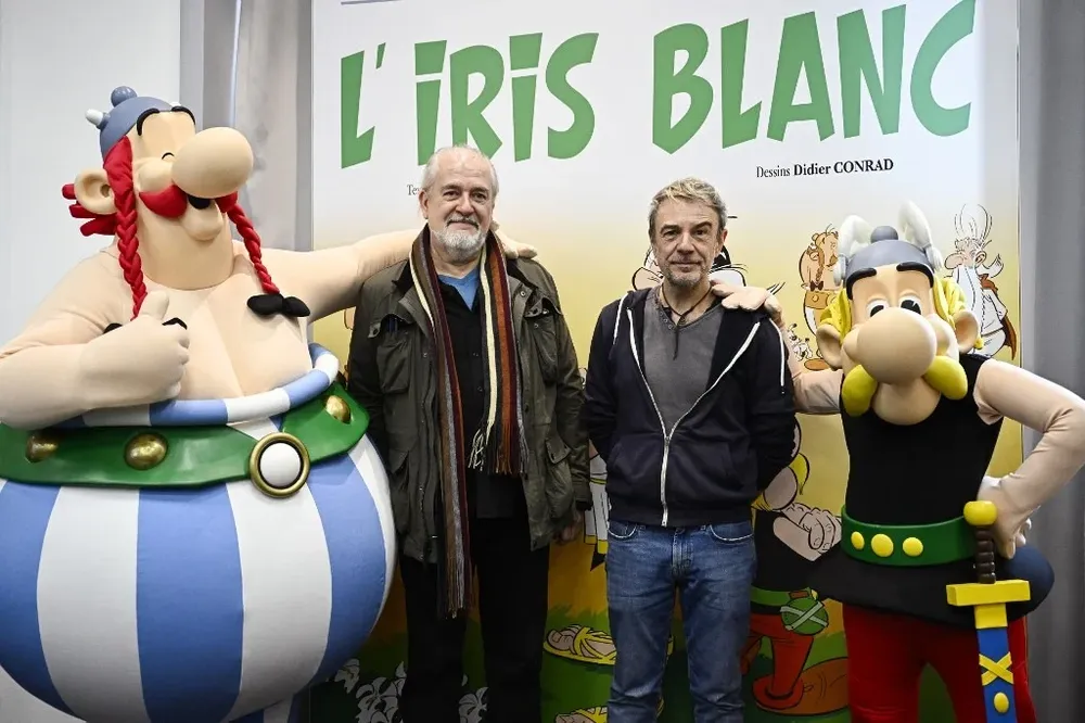 Obelix, el dibujante francés Didier Conrad, el escritor francés Fabrice Caro y Astérix en la presentación de la aventura número 40, El lirio blanco, en Francia.