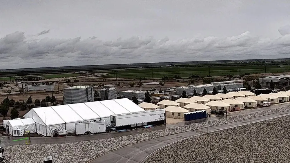 Las autoridades facilitaron imágenes del campamento de tiendas de campaña para niños inmigrantes en Tornillo, Texas.