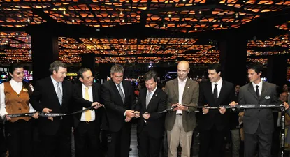 Ejecutivos de Enjoy junto a autoridades de los gobiernos chileno y uruguayo inaugurando el casino