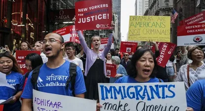 Los manifestantes gritan consignas contra el presidente estadounidense Donald Trump, EEUU