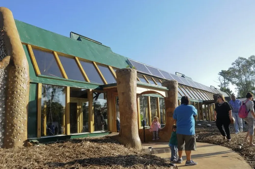 La escuela sustentable abrió sus puertas en marzo de 2016; el financiamiento y comunicación contó con el apoyo de Unilever, a través de la marca Nevex